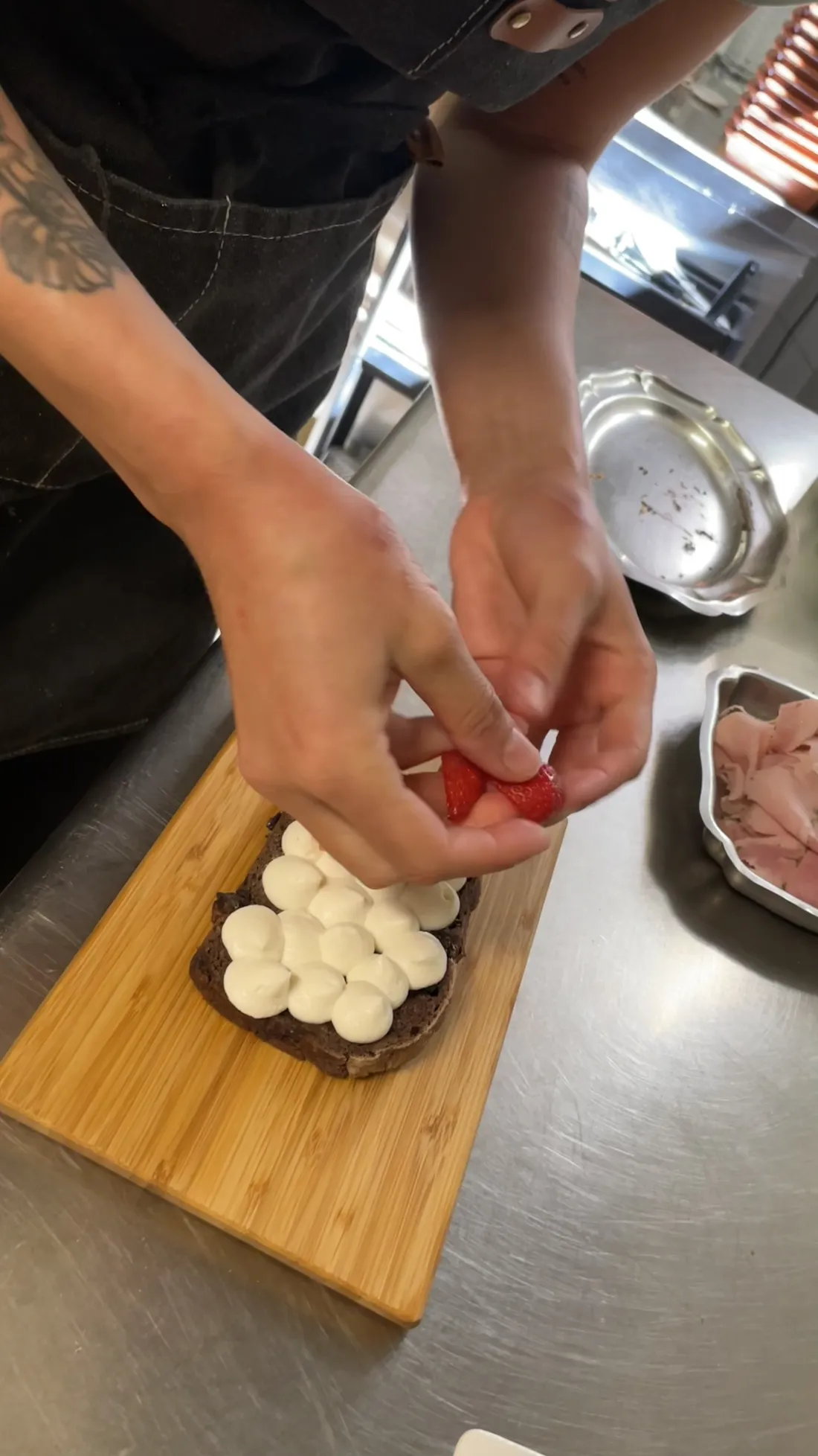 La garniture de saison posée à la main entre les pointes de crème