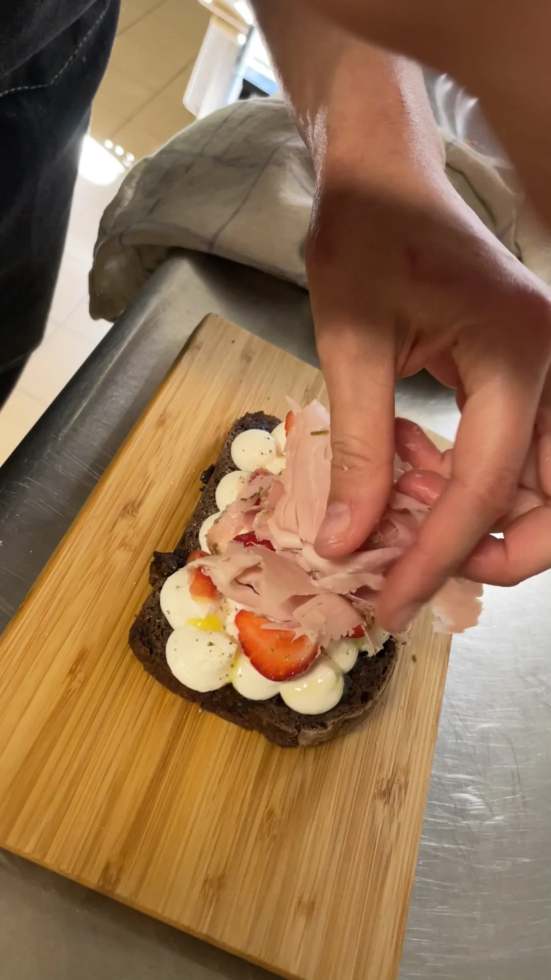 Le jambon cru drapé sur la bruschetta