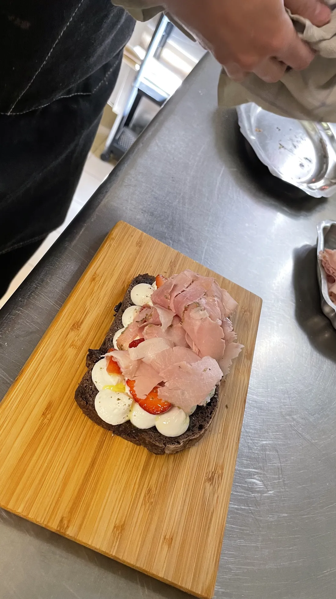 On ajuste le drapé du jambon sur la planche