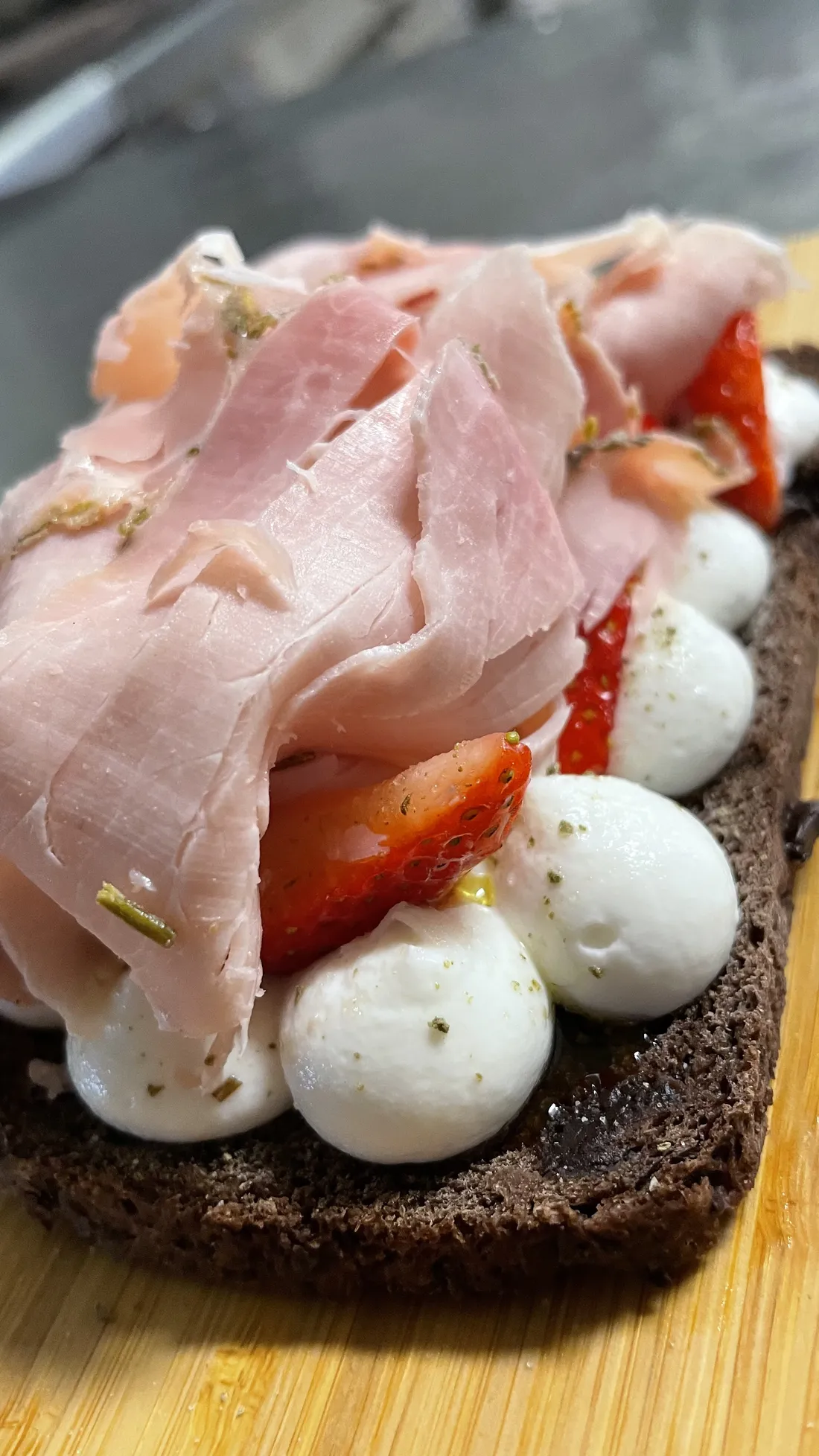 La bruschetta terminée, prête à être servie